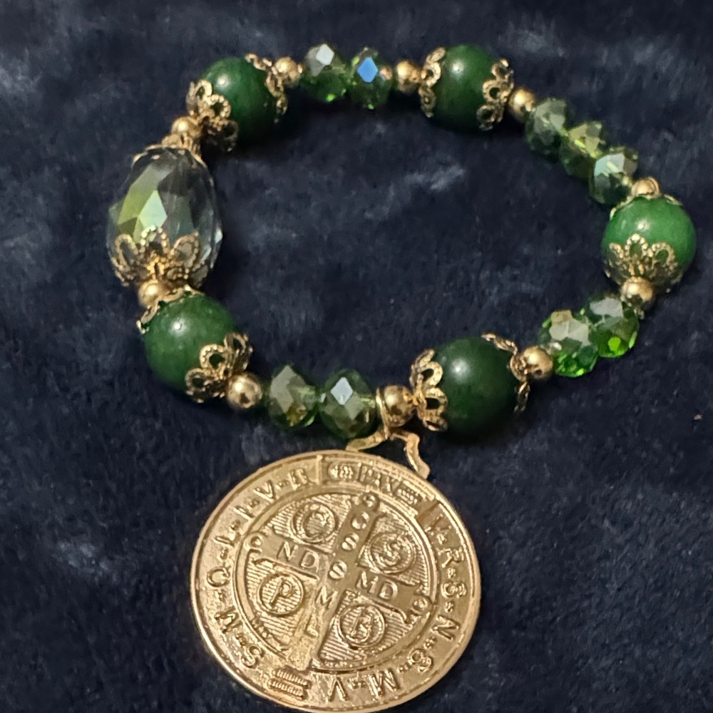 Luxurious Green and Gold Charm Bracelet